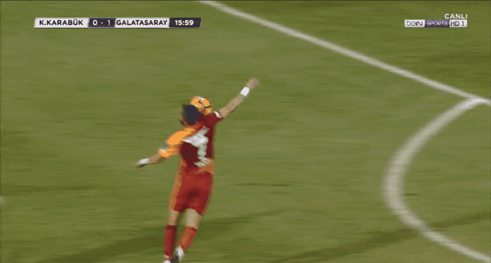 Maçta tartışmalı an! Eliyle mi düzeltti?