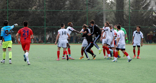 Maçta tekmeler ve yumruklar konuştu