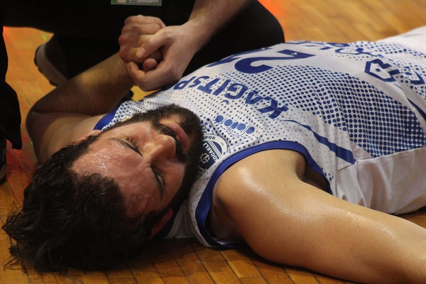 Maçta yürekleri ağızlara getiren olay! Sporcu kafasını zemine çarptı