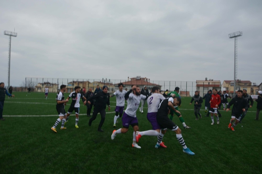 Maçtan sonra saha karıştı, futbolcular birbirine girdi 