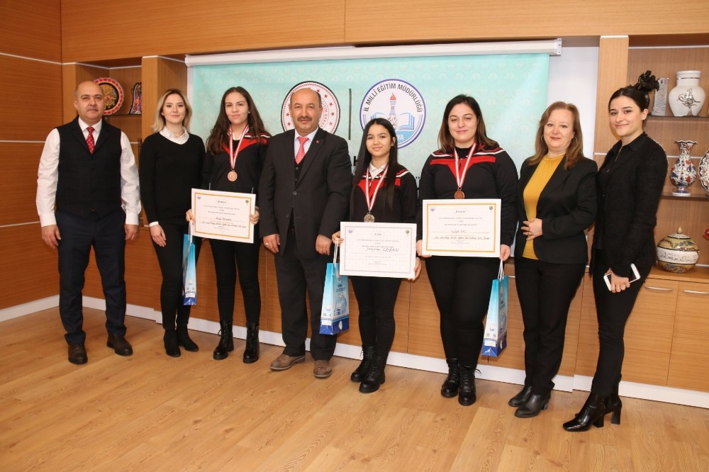 Madalyalı Hayme Ana MTAL öğrencilerinden Müdür Başyiğit’e ziyaret 