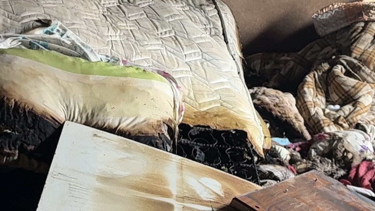 Madde bağımlısı genç annesini öldürmek istedi başaramayınca evi ateşe verdi