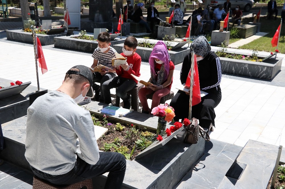 Maden faciasının yetimleri izinlerini babalarının mezarı başında geçirdi 