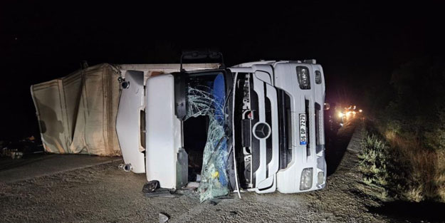 Maden suyu yüklü tır devrildi