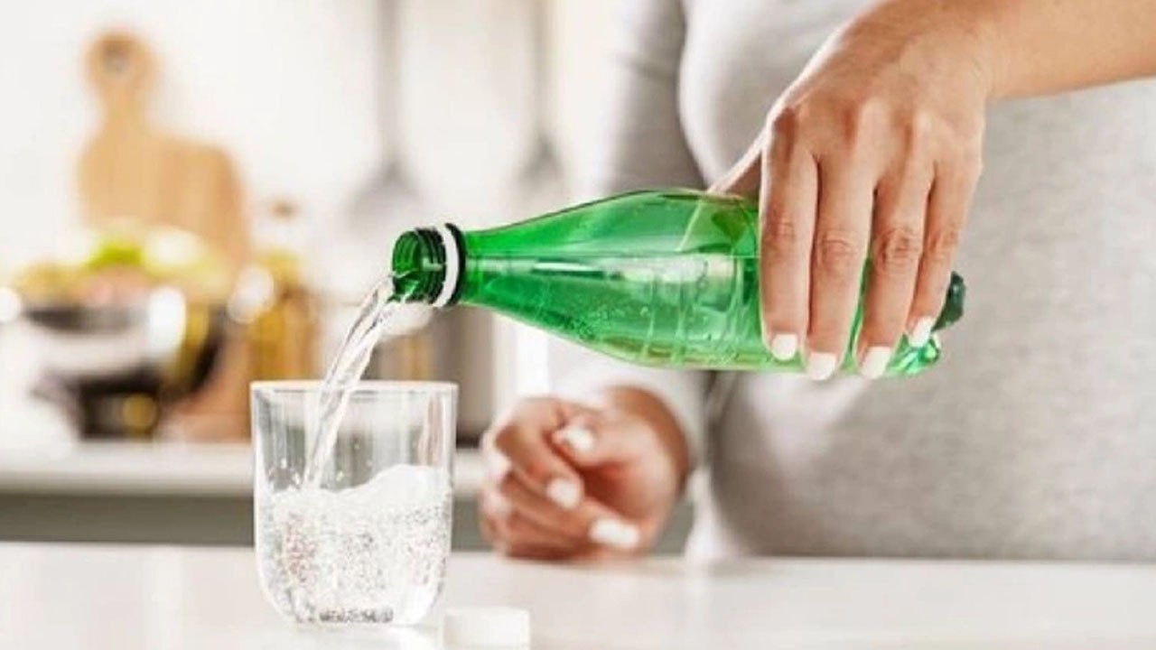 Maden suyunu sakın böyle içmeyin! Meğer yıllarca yanlış tüketiyormuşuz