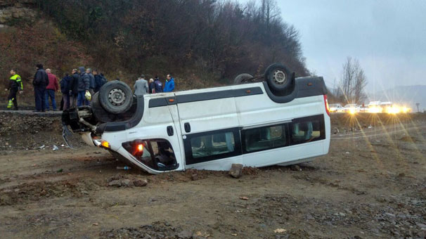 Madencileri taşıyan minibüs takla attı: 12 yaralı