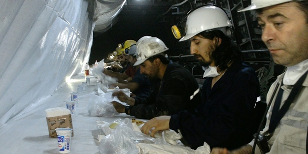 Madencilerle beraber yerin binlerce metre altında iftar yaptık