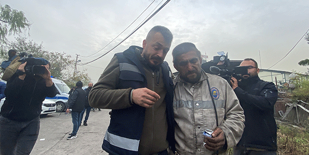 Madendeki kurtarma çalışmalarına katılan işçi gözyaşlarına boğuldu