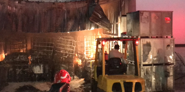 Madeni yağ fabrikasında çıkan yangın korkuttu