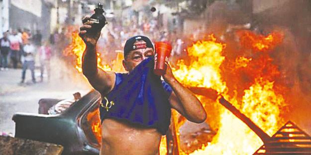 Maduro’yu istemeyen ABD keyifli! Venezuela’da geziciler sokakta