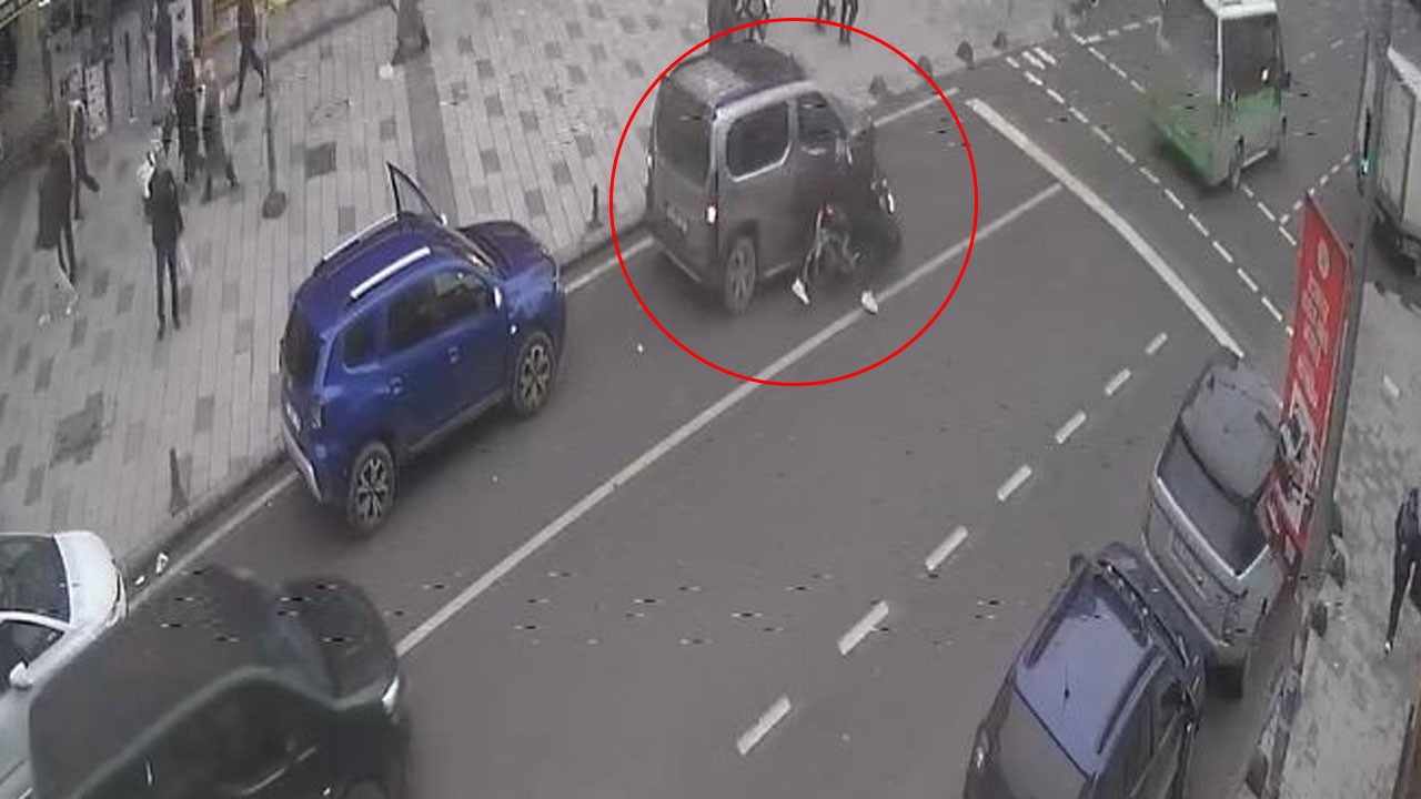 Maganda motosikletli park halindeki araca çarpıp kaçtı! O anlar kamerada