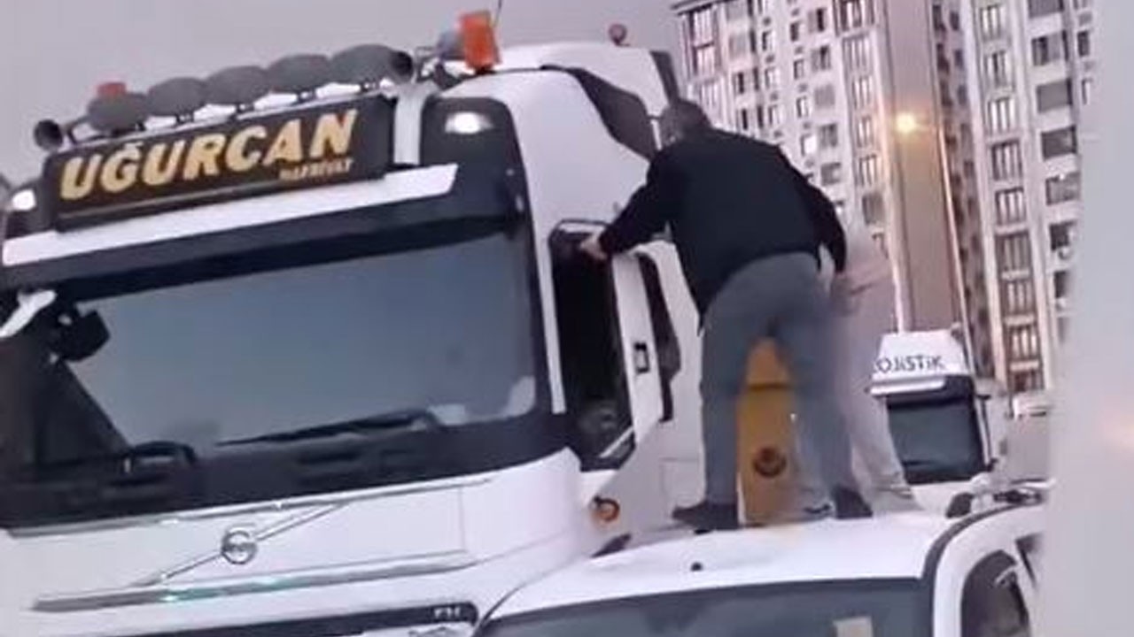 Magandalıkta çağ atladılar! Aracın tavanına çıkıp tırcıyı bakın nasıl darbettiler