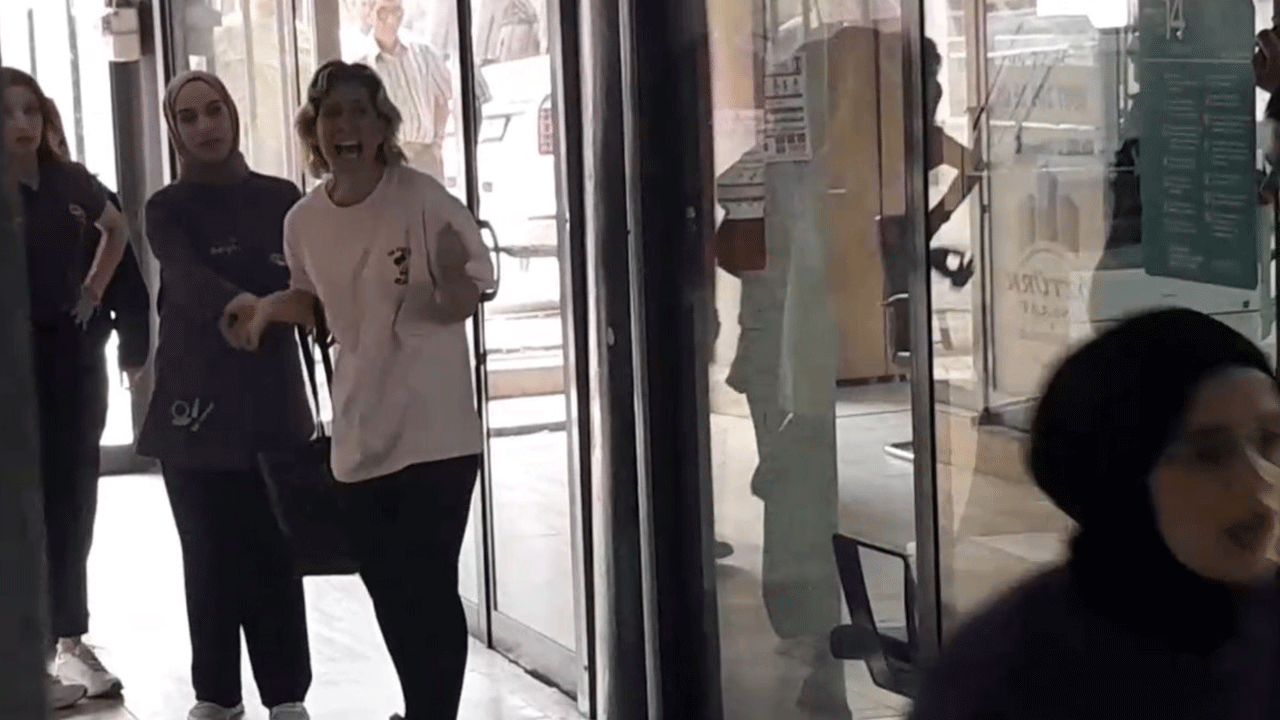 Mağaza çalışanları ile hırsızlıkla suçlanan kadın birbirine girdi, polis ayırdı!