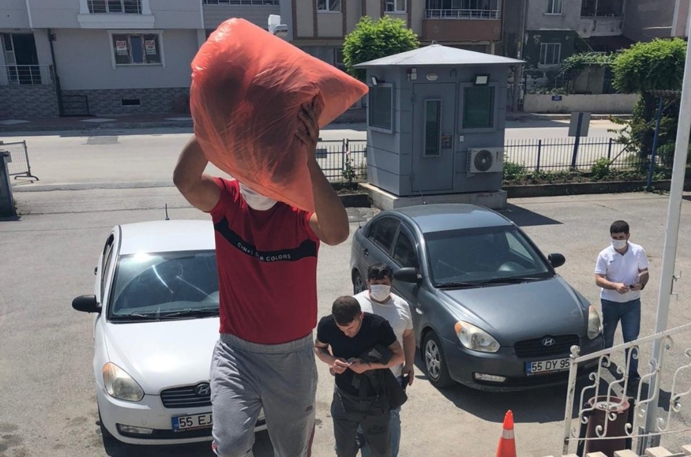 Mağazadan kıyafet hırsızlığına 2 gözaltı 