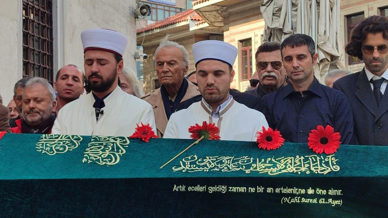 Magazine ara veremediler! Cenazede fotoğraf çektirme yarışı