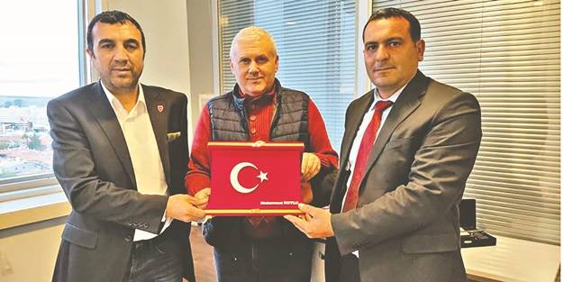 Mağdur gazilerden Akit’e plaket