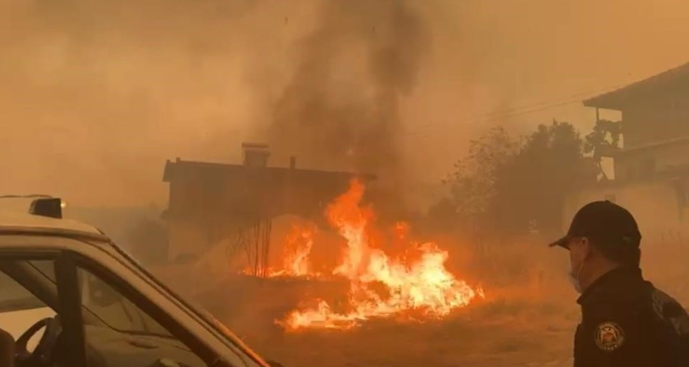 Mahalle alevlerin arasında kaldı