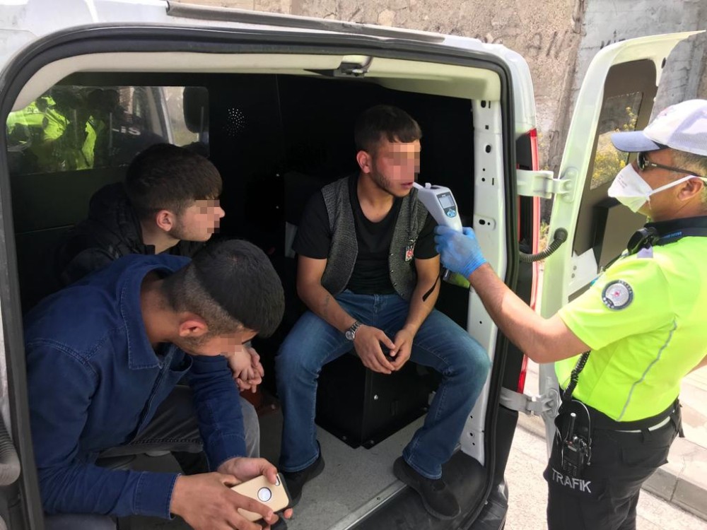 “Mahalle bizim, ev kira” dediler, sokağa çıkma kısıtlamasını çiğnediler 