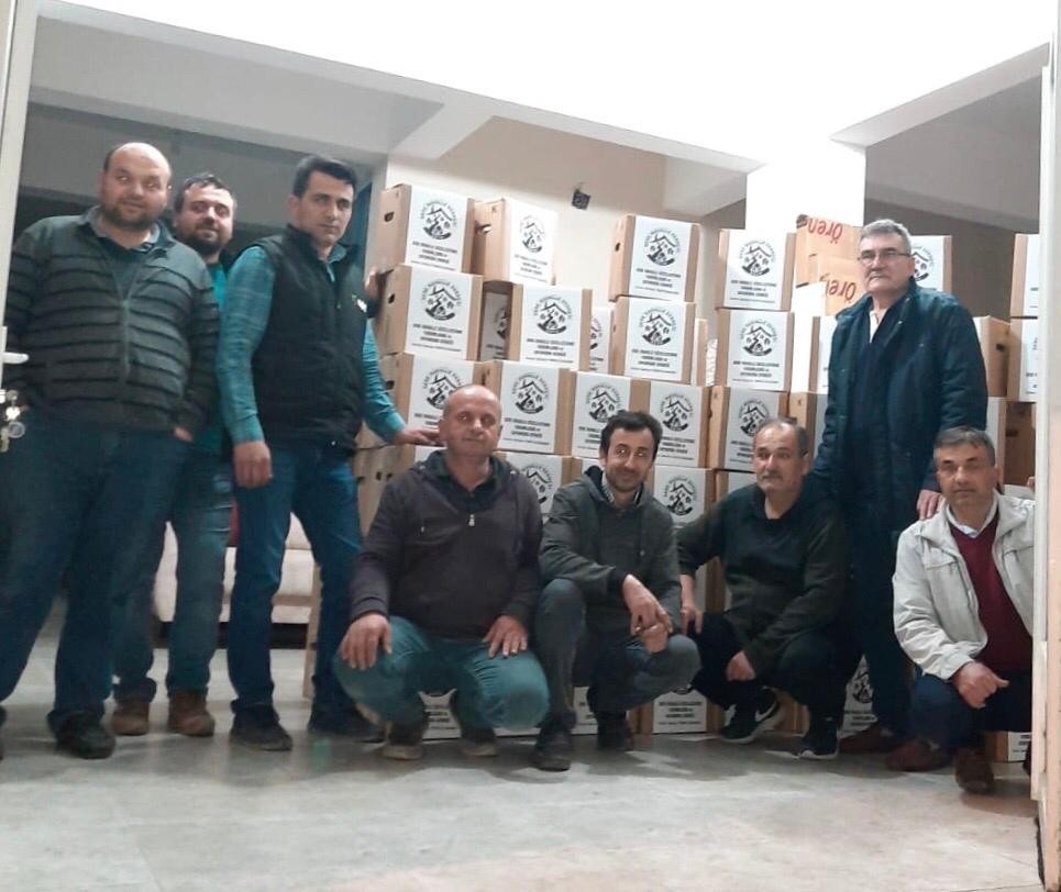 Mahalle derneğinden ihtiyaç sahiplerine yardım kolisi 