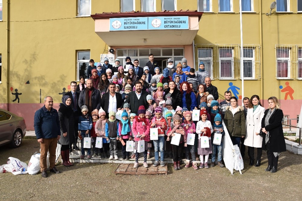 Mahalle kadınları çocuklar için ördü 