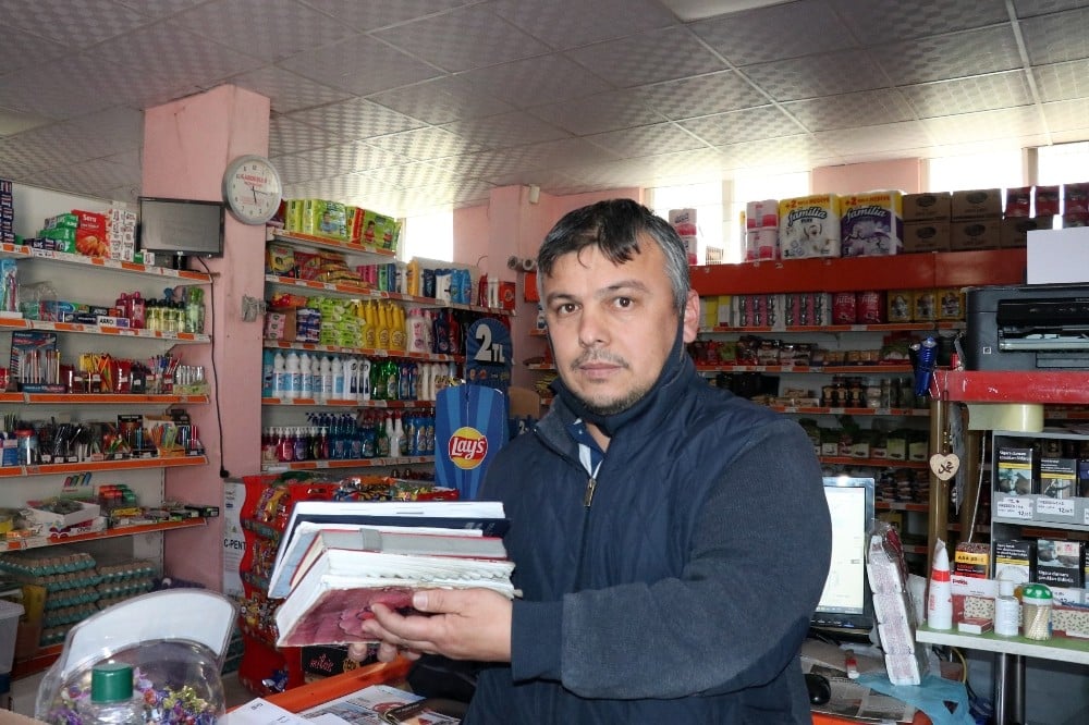 Mahalle mahalle gezip bakkallarda veresiye defterlerini aldı 
