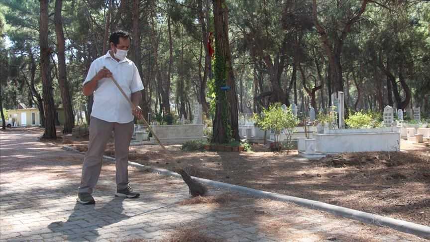 Mahalle mezarlığına gözü gibi bakıyor