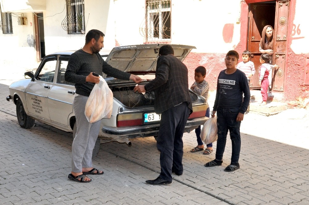 Mahalle muhtarı ekmeksiz kalan vatandaşın imdadına yetişiyor 