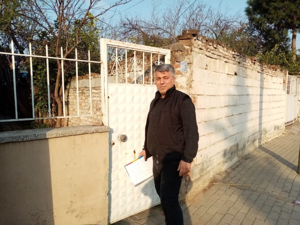 Mahalle muhtarı kapı kapı dolaşıp yaşlıları bilgilendirdi 