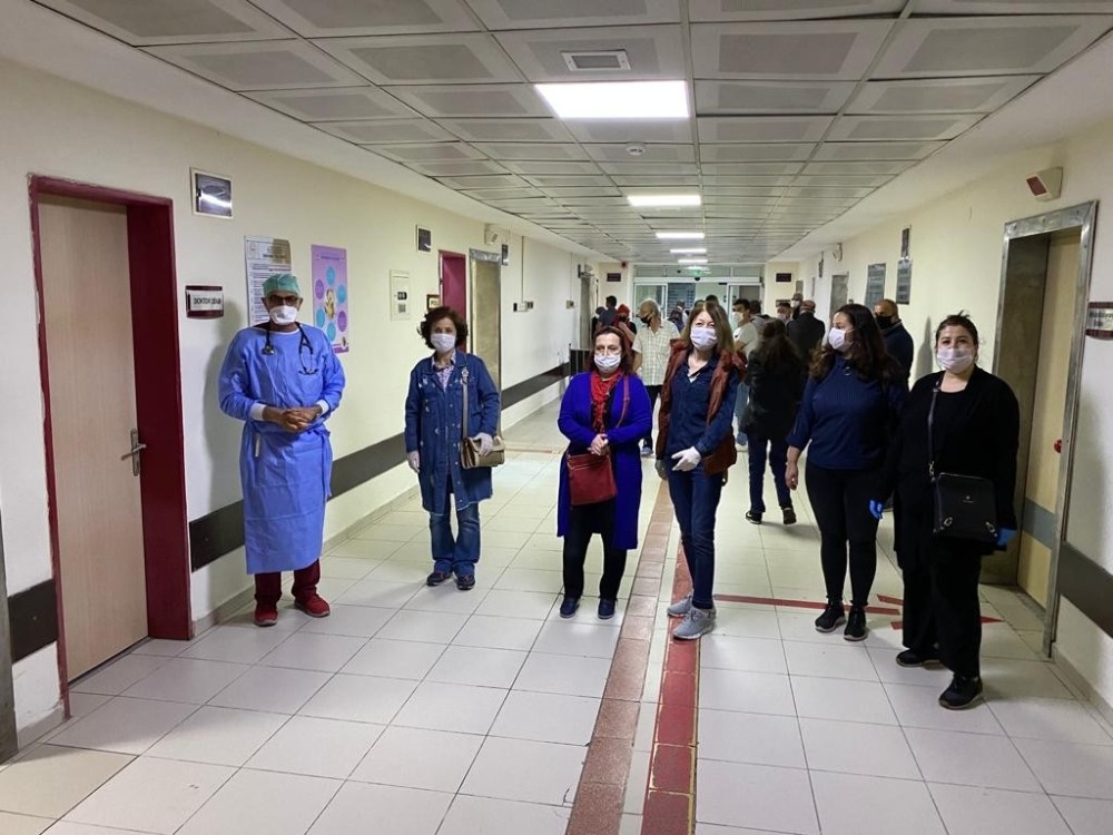 Mahalle muhtarı sağlık çalışanlarını unutmadı 