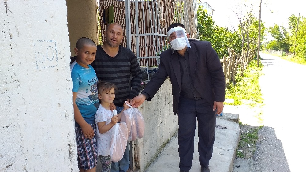 Mahalle muhtarı, sokak sokak evlere bedava ekmek dağıttı 