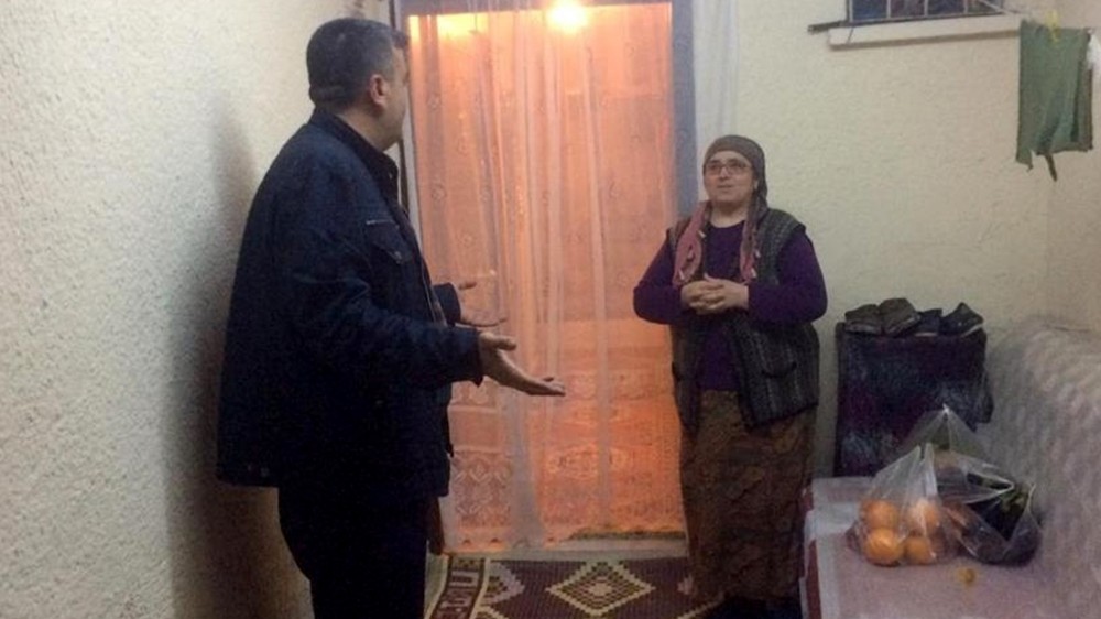 Mahalle muhtarı yaşlıların hizmetine koşuyor 