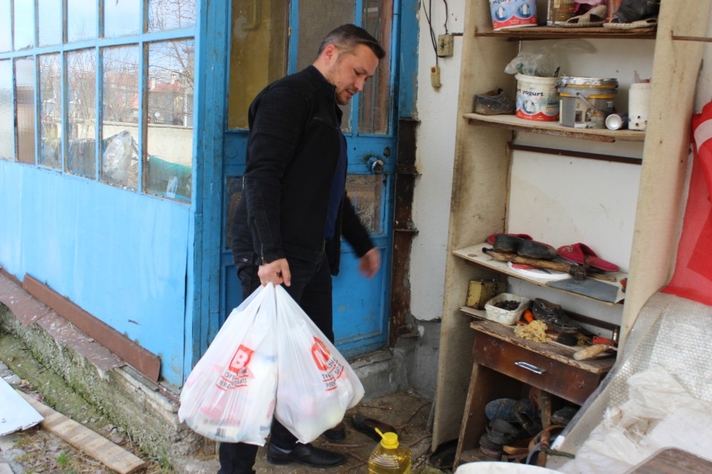 Mahalle muhtarından örnek davranış 
