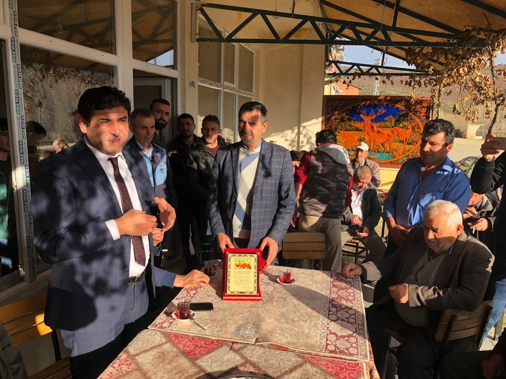 Mahalle muhtarlığından Başkan Çiğdem’e teşekkür plaketi 