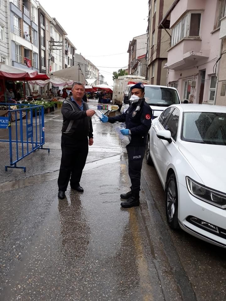 Mahalle pazarında vatandaşlara maskeleri dağıtıldı 