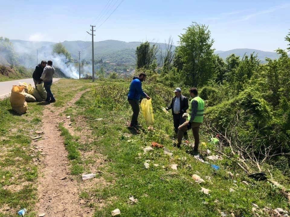 Mahalle sakinleri çevreyi temizledi 