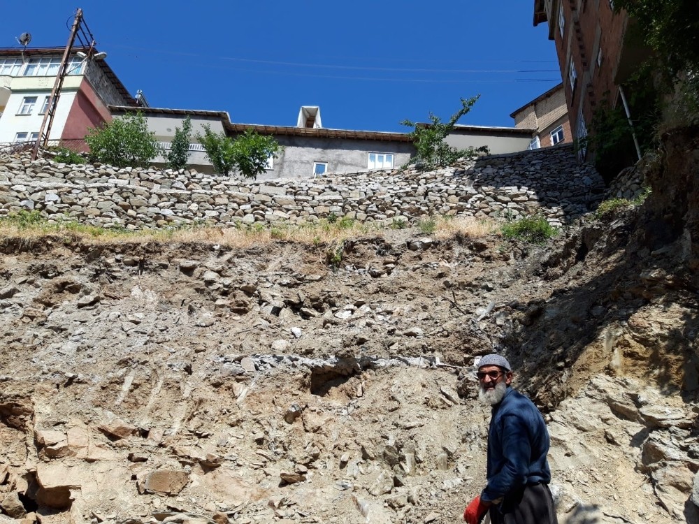 Mahalle sakinleri yıkılan istinat duvarının yapılmasını istiyor 