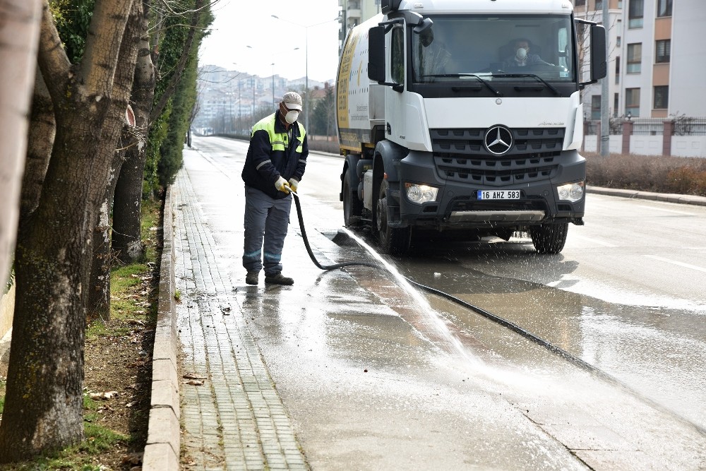 Mahalle temizliği devam ediyor 