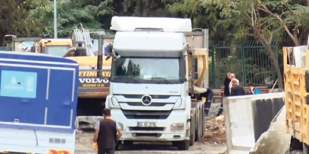 Mahalle toz altında kaldı! Vatandaşlar İSKİ'ye isyan etti