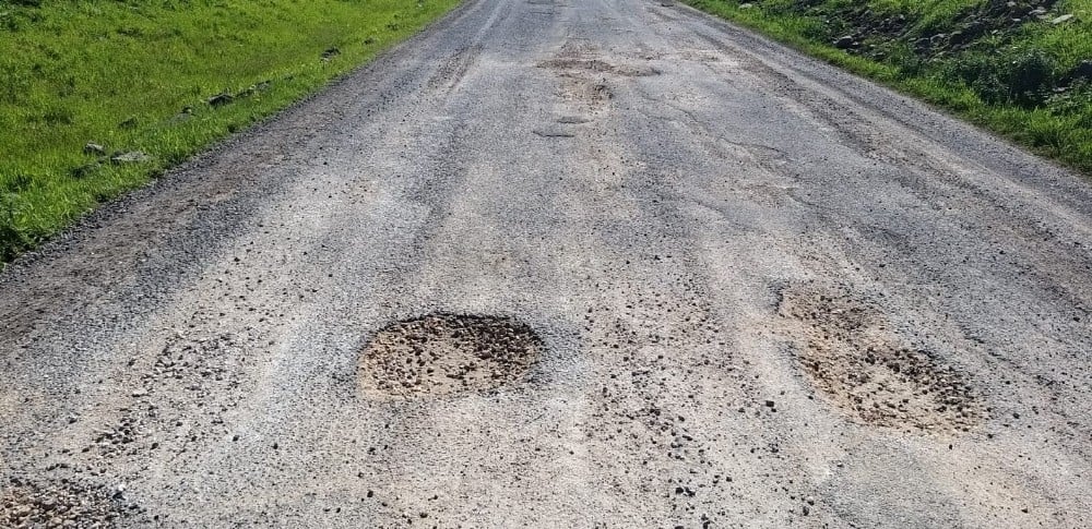 Mahalle yolu köstebek yuvasını andırıyor 