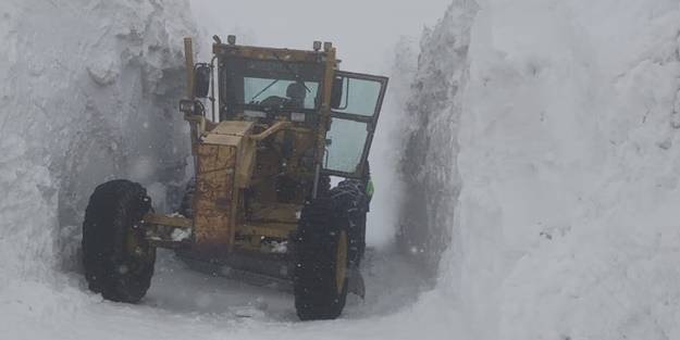 Mahalle yoluna çığ düştü