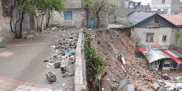 Mahalle yolundaki çöküntü tedirginlik oluşturdu