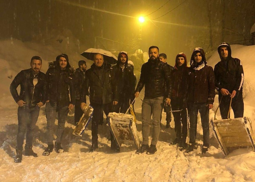 Mahalle yolunu piste çeviren gençlerden kızak keyfi 