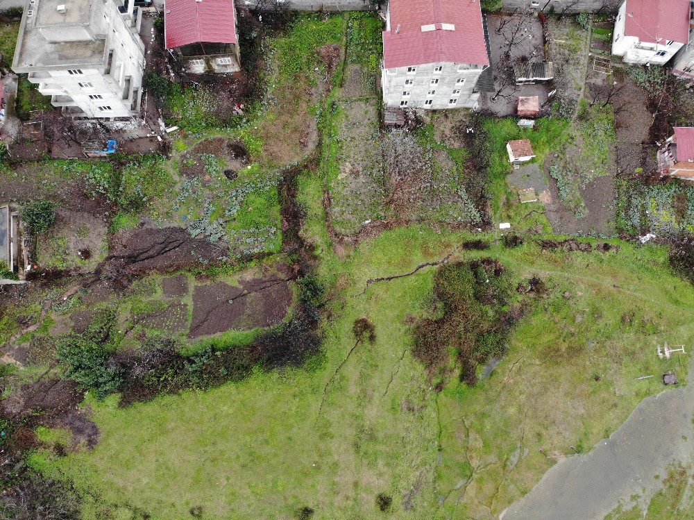 Mahallede endişe oluşturan çökme ve yarıklar 
