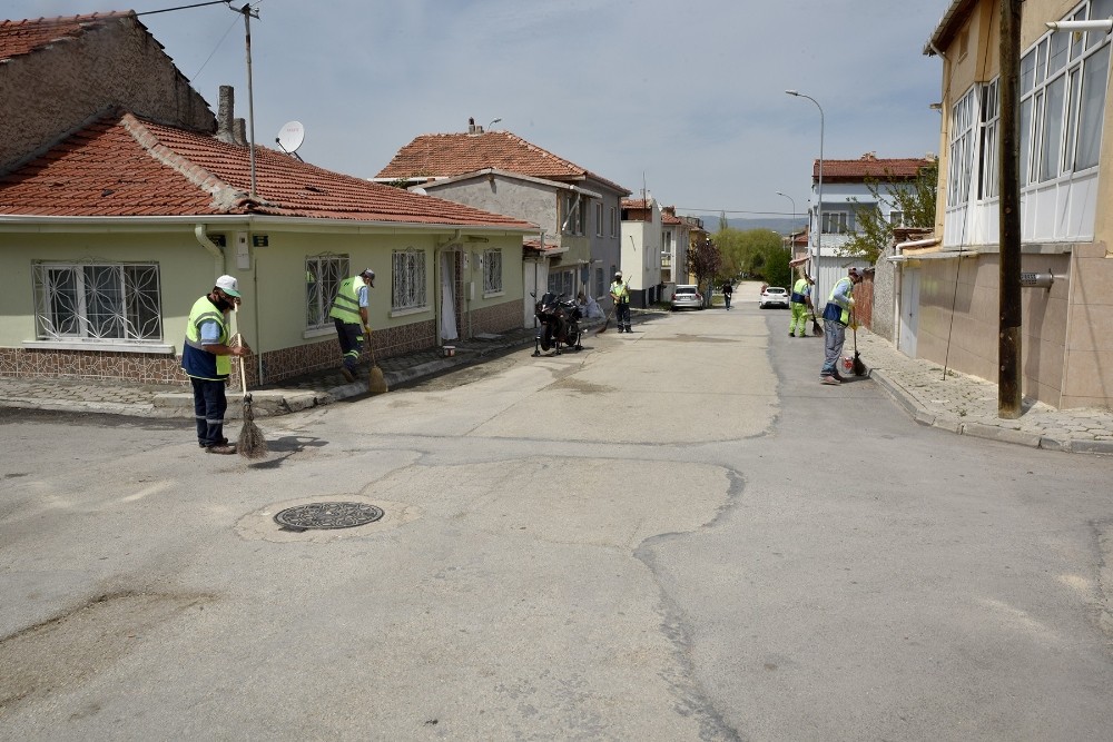 Mahallelerde temizlik çalışmaları sürüyor 