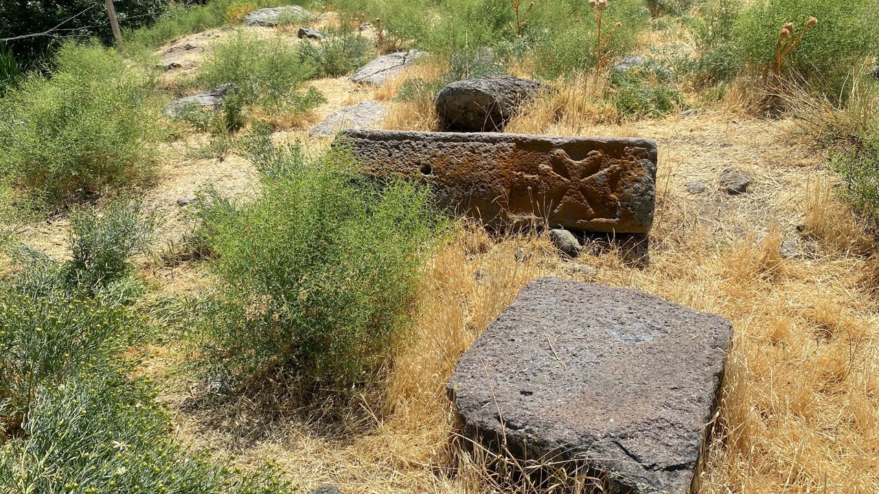 Mahalleli diken üstünde! Defineciler tarihi mezarlığı delik deşik etti