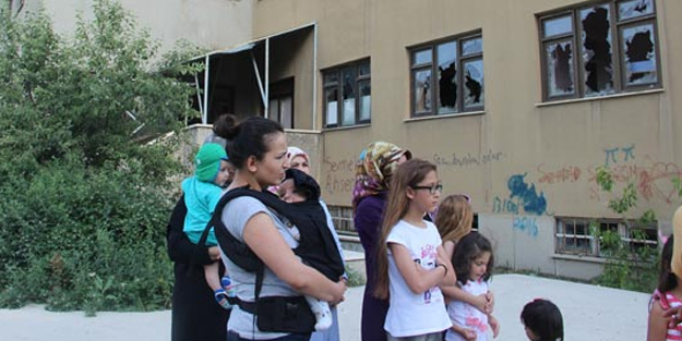 Mahalleli isyan etti! 'Kadın getiriyorlar'