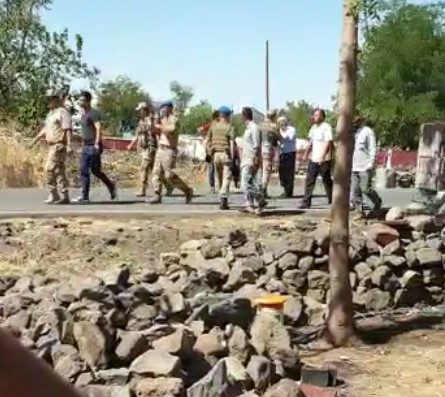 Mahalleliden kaçak kontrol ekibine: “Ölüme razıyız, bu iş olmayacak” 