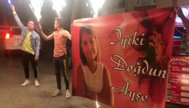 Mahalleliden küçük Ayşe’ye doğum günü sürprizi 