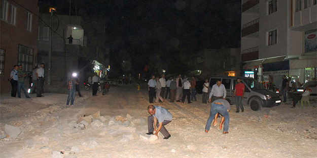 Adıyaman'da mahalleli yolu trafiğe kapattı