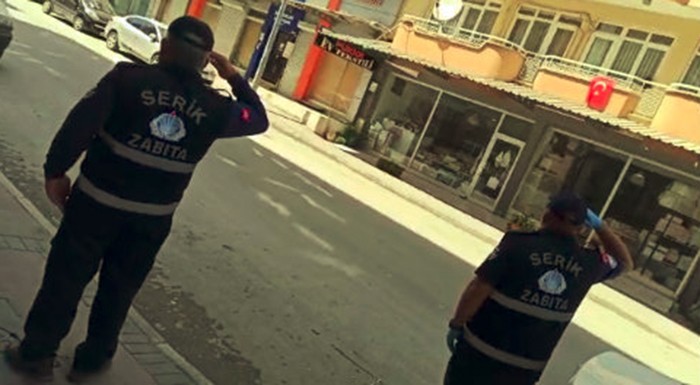 Mahalleliden zabıta ekiplerine İstiklal Marşı sürprizi 